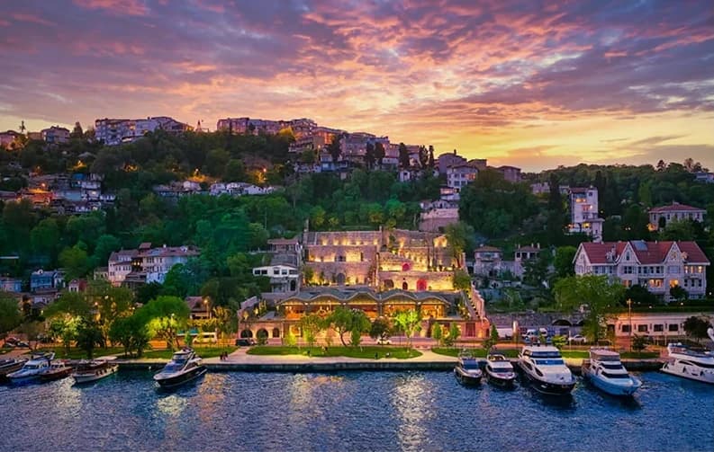 Gün batımında Boğaz’dan Divan Kuruçeşme ve arkasındaki yamaç