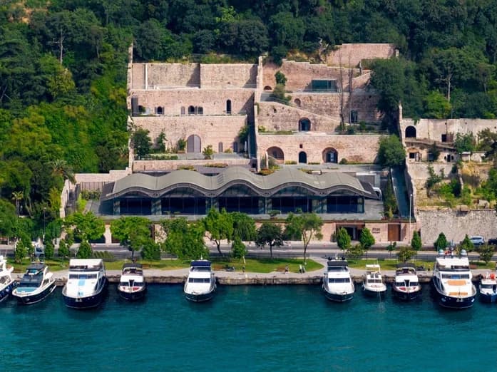 Divan Kuruçeşme’nin taş teraslı cephesi ve Boğaz kıyısındaki iskelesi